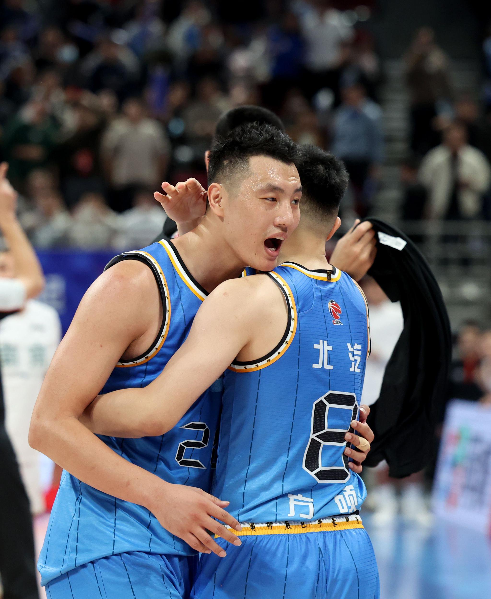 华侨男篮全力争胜,向胜利进发 华侨男篮全力争胜,向胜利进发