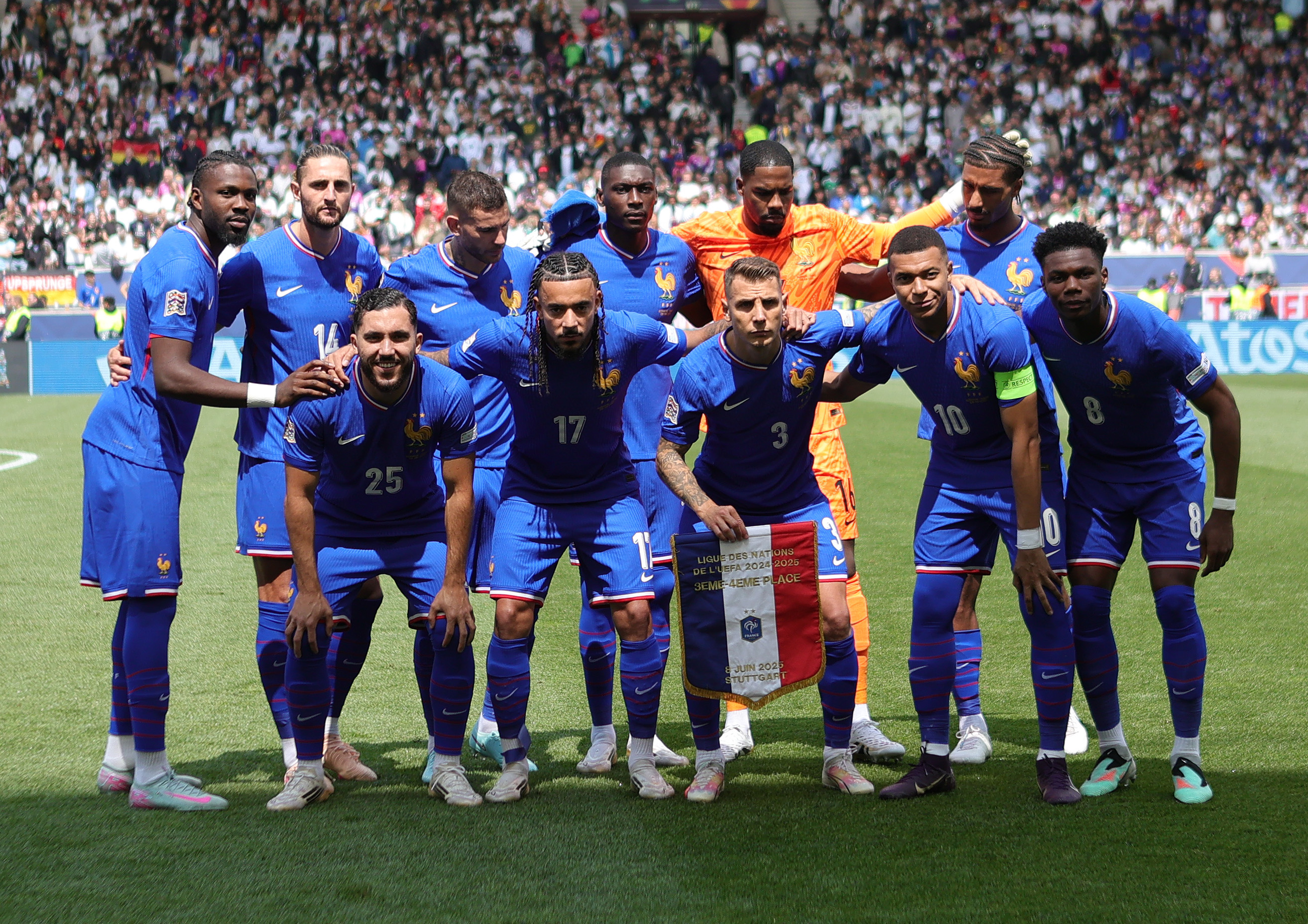 欧国联比赛场上球员们的实力对决 欧国联比赛场上球员们的实力对决