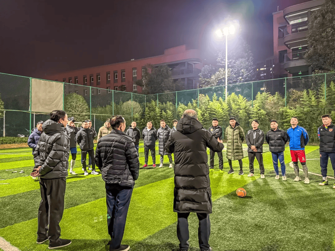 足球赛季关键战事,队伍备战冲刺高峰 足球赛季关键战事,队伍备战冲刺高峰