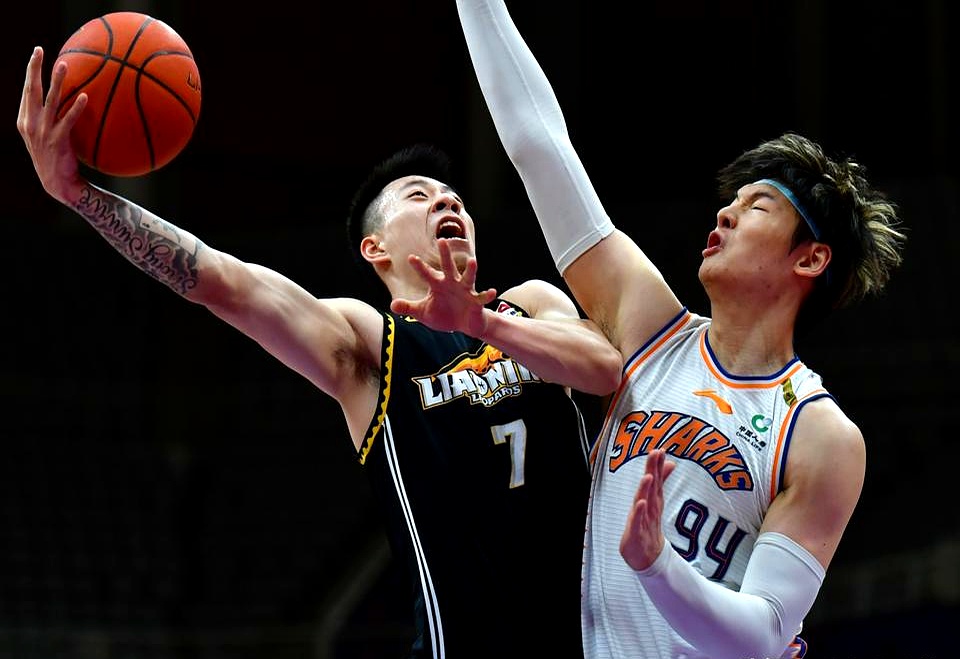 上海男篮迅速反击，稳固领先优势