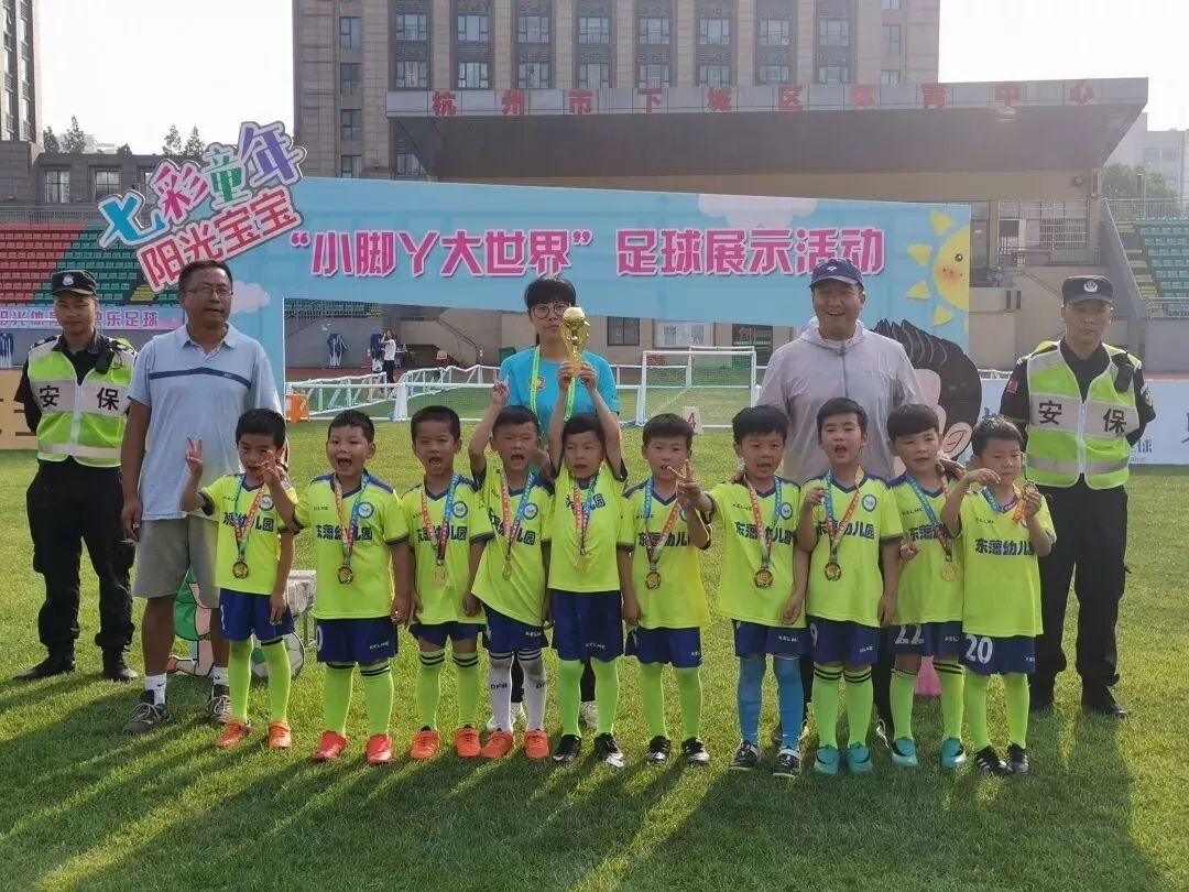 爱游戏官网-青年球员拼尽全力,为球队捧回胜利