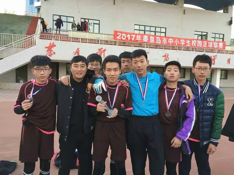 青年球员拼尽全力，为球队捧回胜利