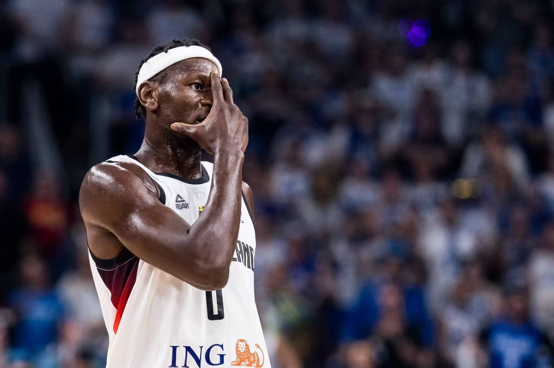 爱游戏app下载-篮球巨星在全球联赛中实现完美表现