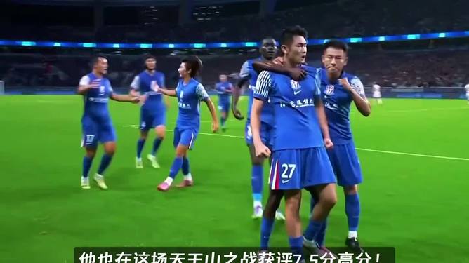 比赛中出现双方激烈抢断，场面火爆