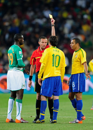 爱游戏在线登录-红牌黄牌频现,裁判执法引发争议