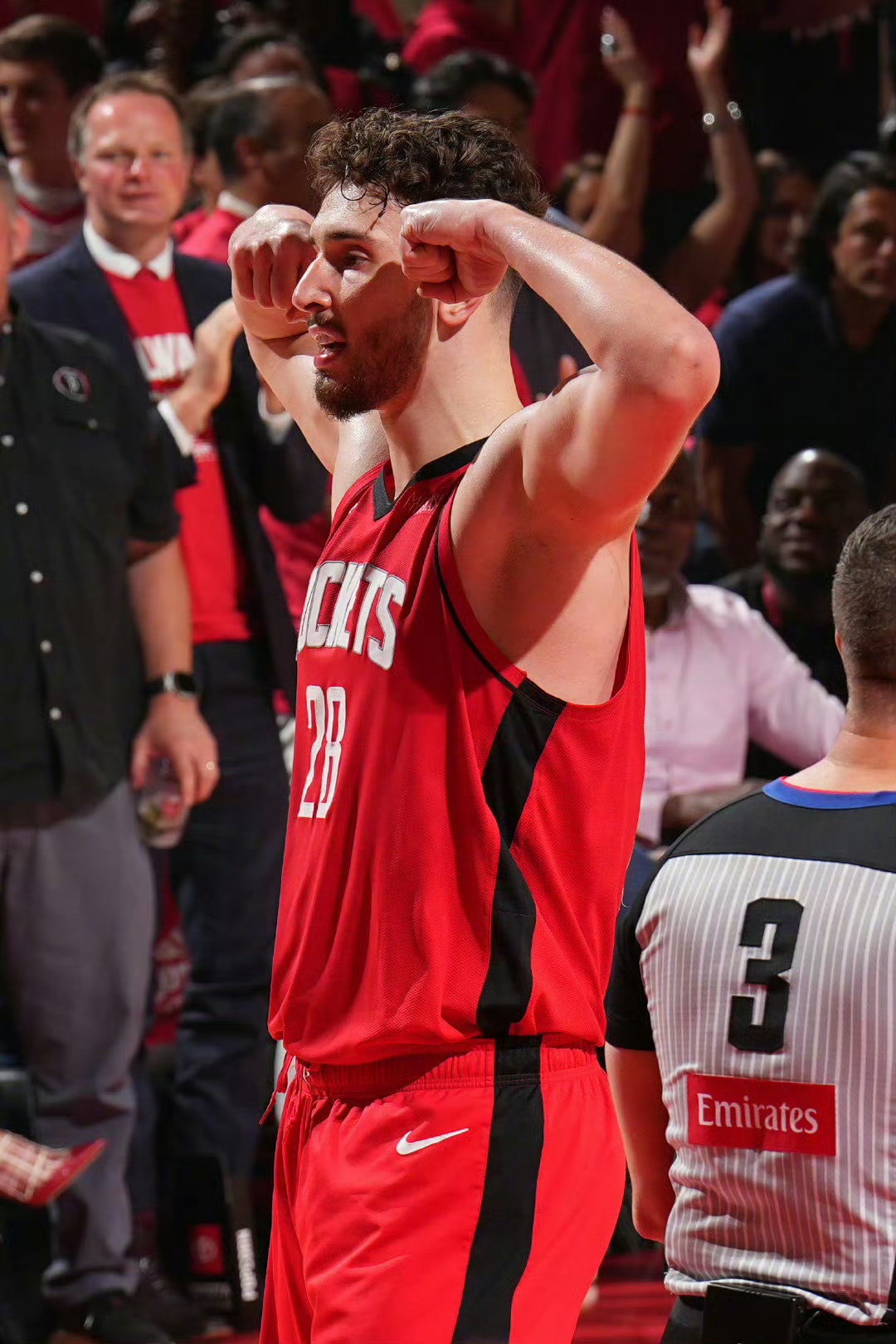 火箭主场击败森林狼，赢得关键胜利