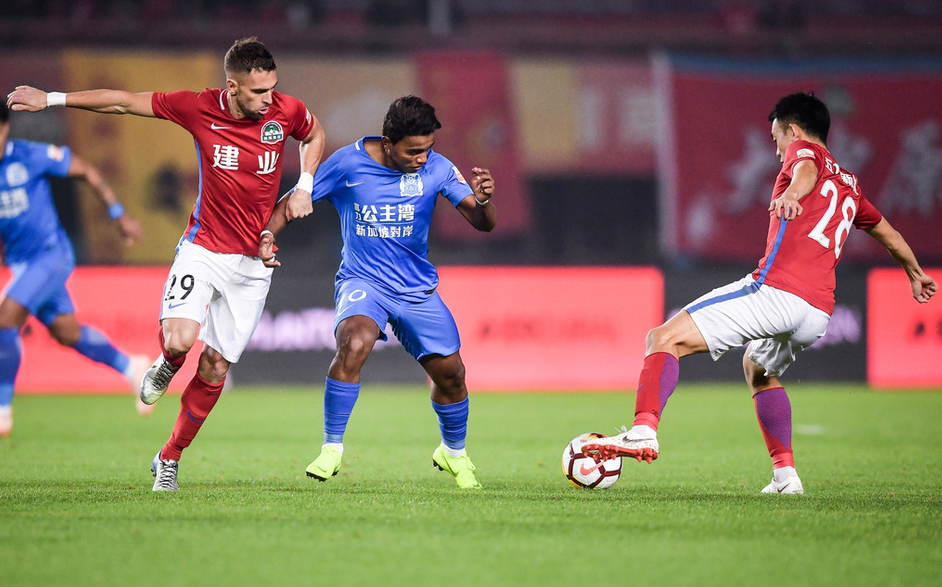 富力主场惜败上港,保级形势严峻 富力主场惜败上港,保级形势严峻